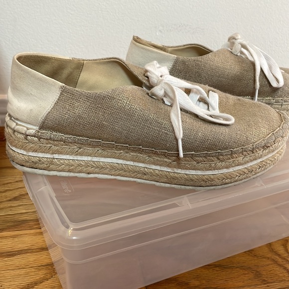 Guess gold shimmer rafffia sole waking shoes sz8 - Picture 2 of 7